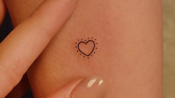 23 tatuaggi a forma di piccolo cuore per far emergere il romantico che è in voi.