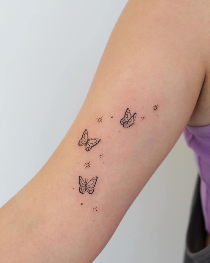 23. Un tatuaggio con farfalle e scintille