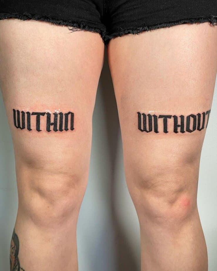 Parole come tatuaggio sopra il ginocchio