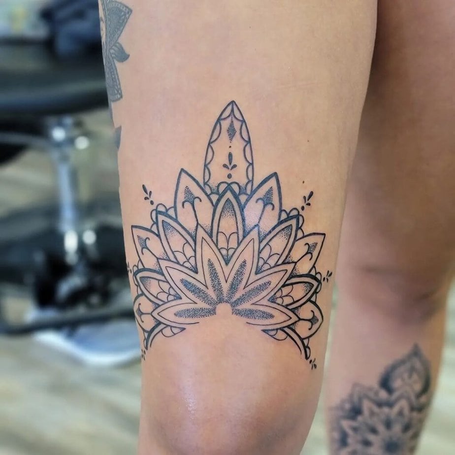 Tatuaggio Mandala sopra il ginocchio