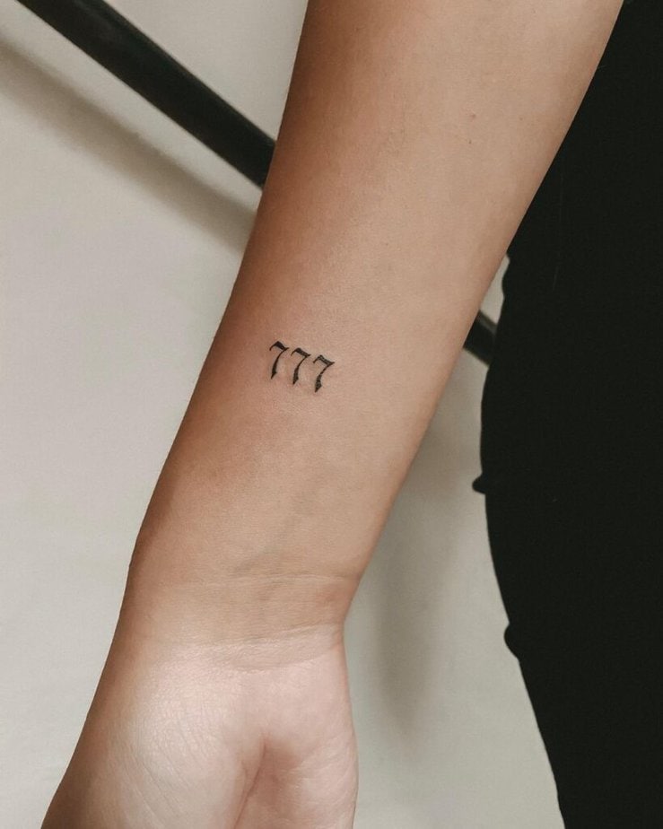 1. Un semplice tatuaggio 777 sul braccio