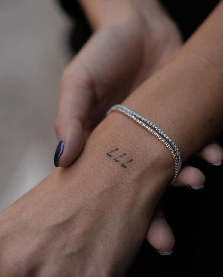 14. Un tatuaggio 777 sul polso