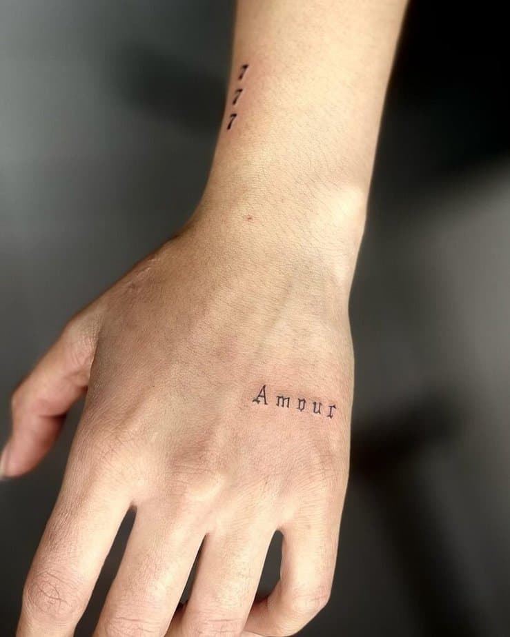 18. Un tatuaggio di 777 sul lato del braccio