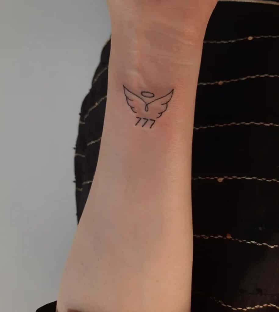 2. Un tatuaggio 777 con ali d'angelo
