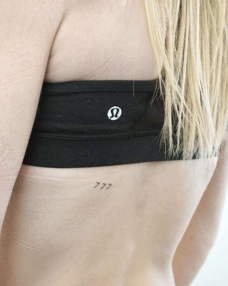 23. Un tatuaggio sulla gabbia toracica del 777 