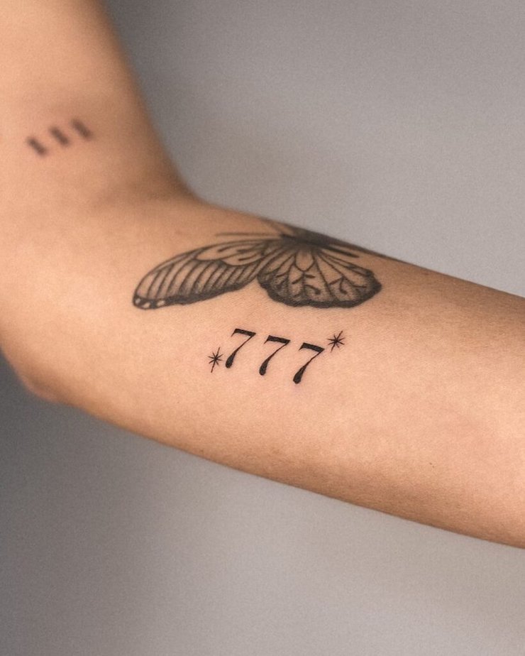 7. Un tatuaggio 777 con scintille 