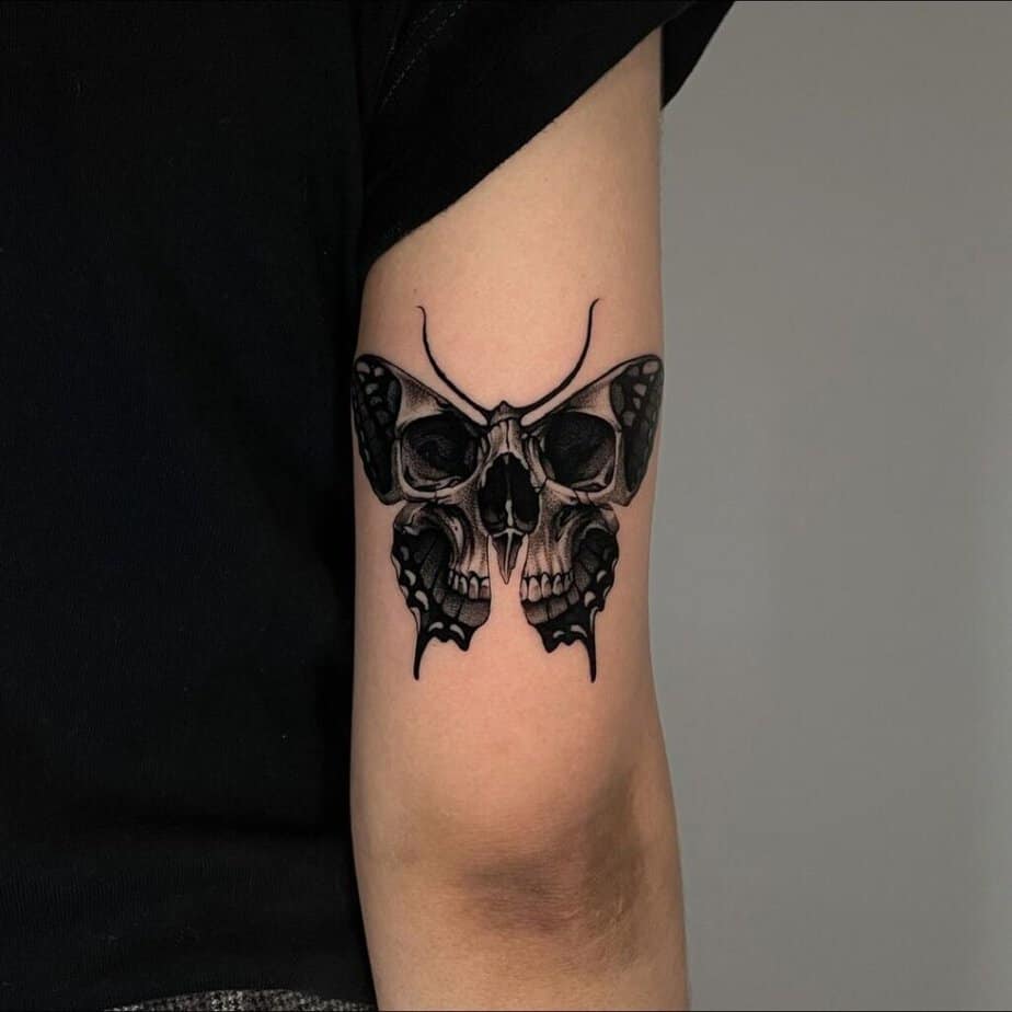 Tatuaggio con teschio a farfalla