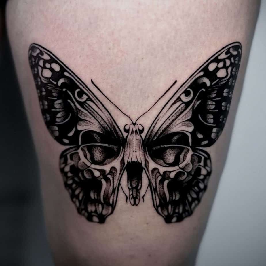 Tatuaggio con teschio a farfalla