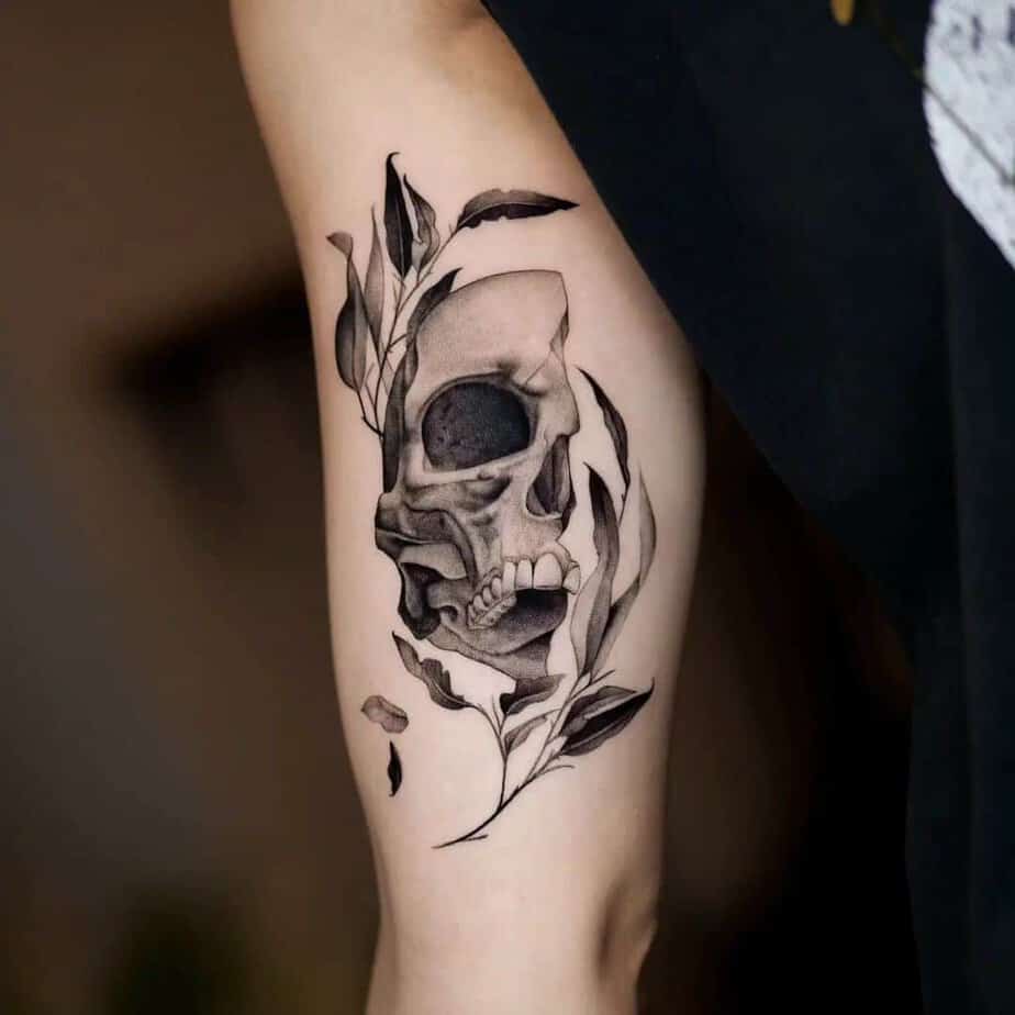 Tatuaggio con teschio nero e grigio