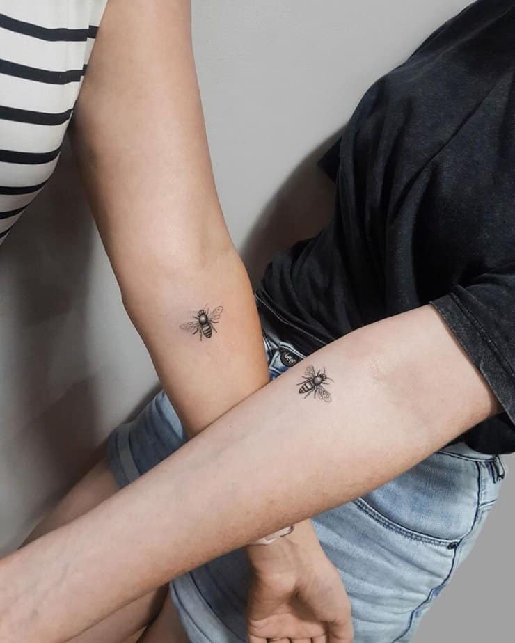 1. Un bellissimo tatuaggio a forma di ape 