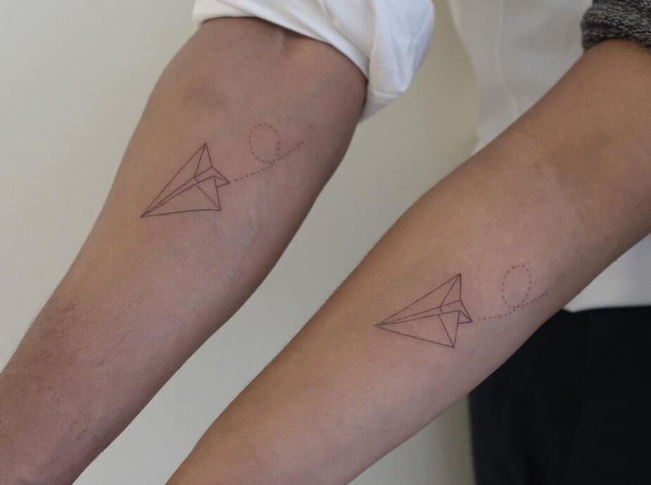 10. Tatuaggio di un aereo di carta 