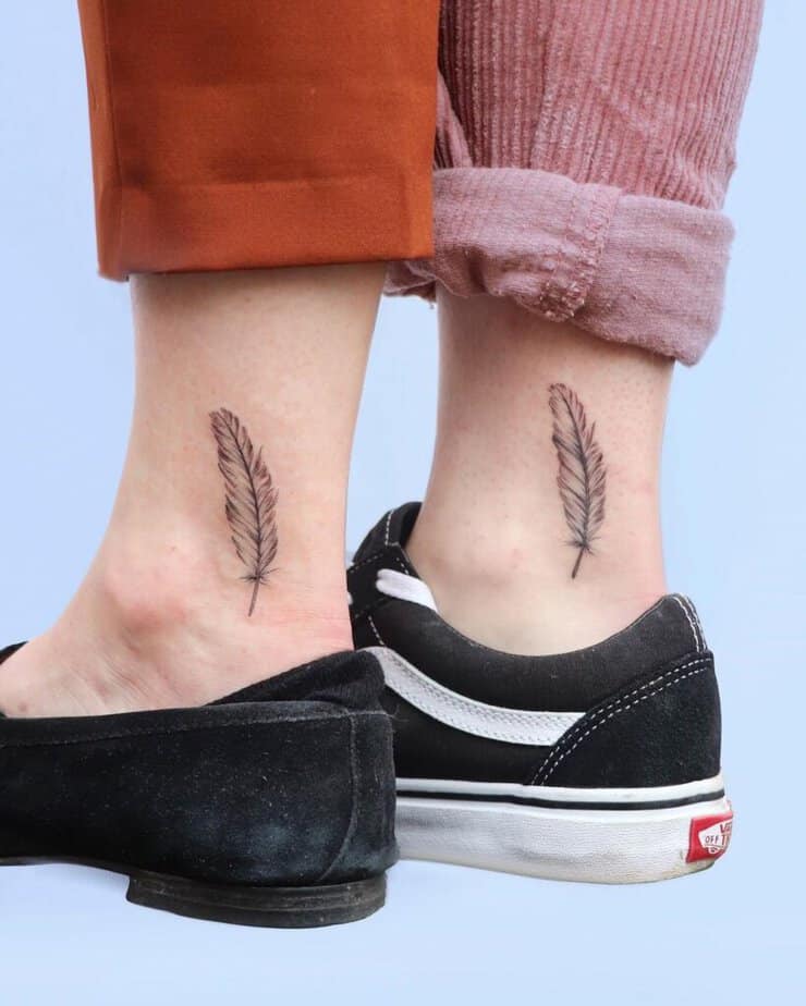 12. Un favoloso tatuaggio con le piume 