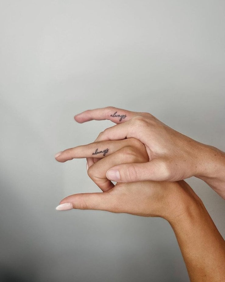 2. Un tatuaggio coordinato sulle dita 
