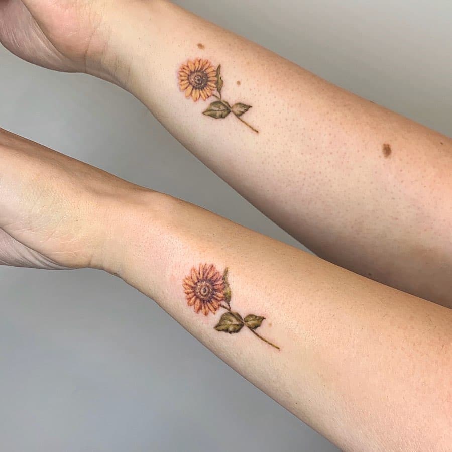 24. A simple sunflower tattoo 