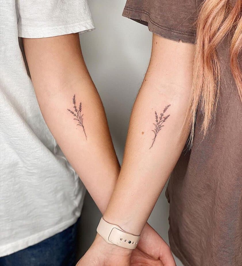 5. Un delicato tatuaggio a forma di fiore 