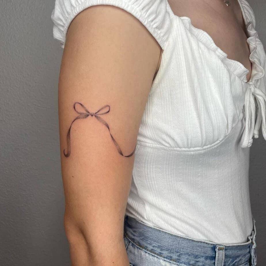 1. Un tatuaggio a forma di fiocco inciso a mano