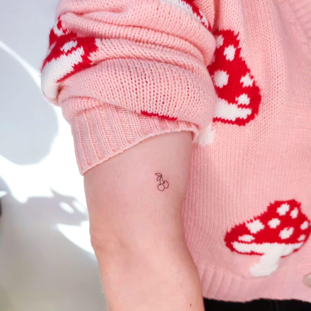 10. Un piccolo tatuaggio a forma di ciliegia 
