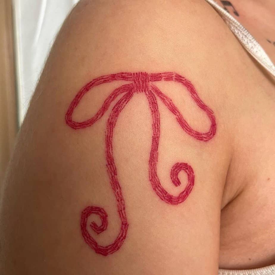 14. Un altro tatuaggio a fiocco con inchiostro rosso 