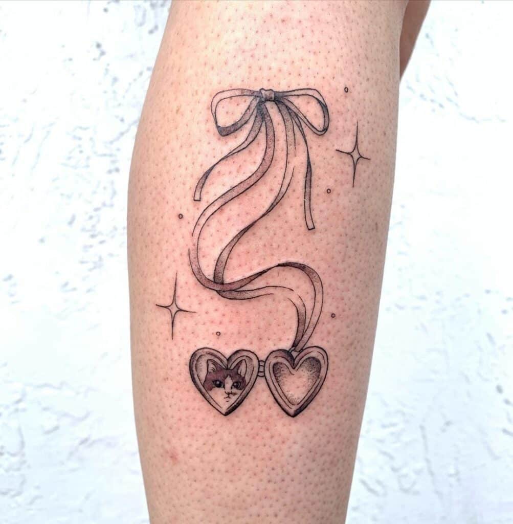 2. Un tatuaggio a forma di medaglione con gatto 