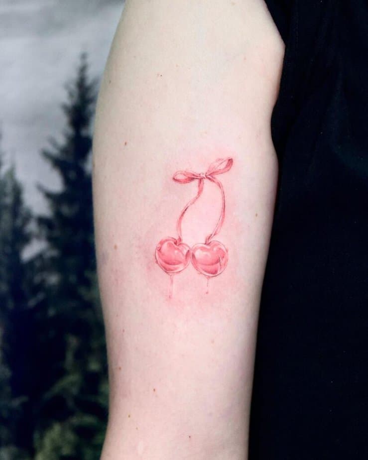 24. Un tatuaggio con una ciliegia rosa 