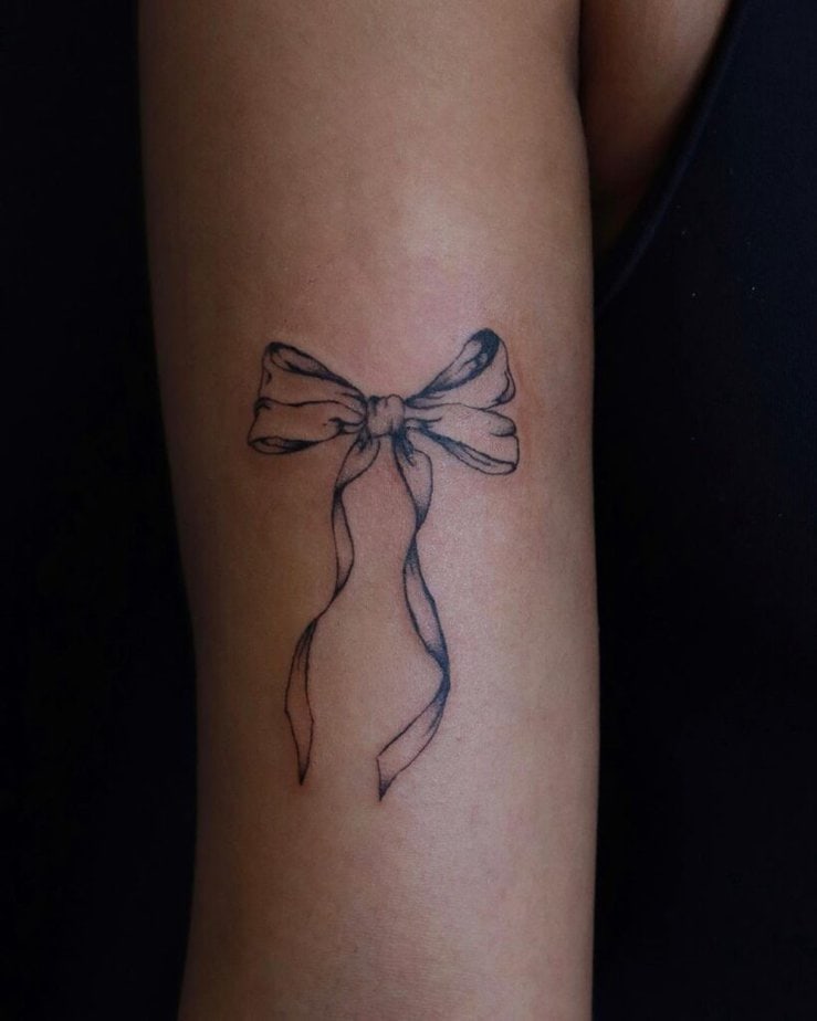 3. Un tatuaggio a forma di fiocco sulla parte superiore del braccio