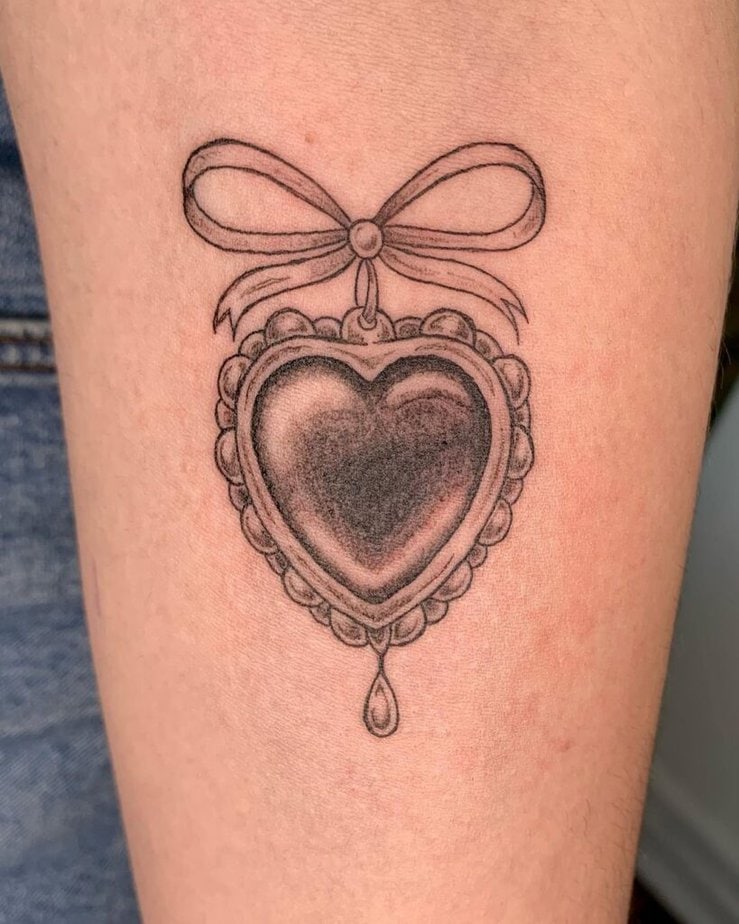 6. Tatuaggio con fiocco e cuore 
