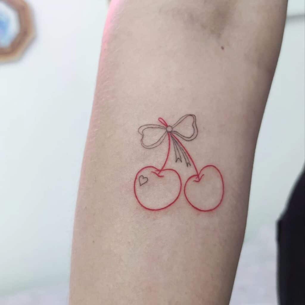 9. Un tatuaggio di due ciliegie con un fiocco 