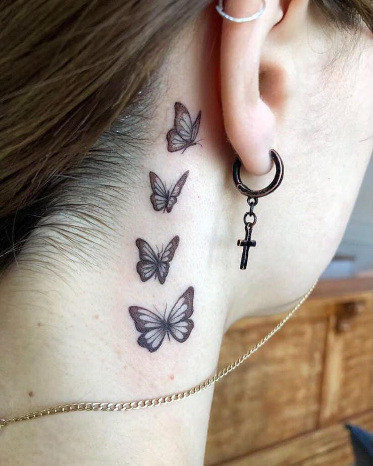 14. Il tatuaggio di uno sciame di farfalle 