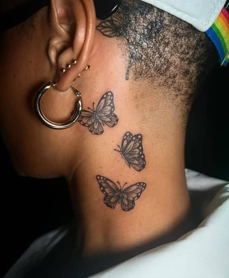 16. Un altro tatuaggio con tre farfalle in bianco e nero 