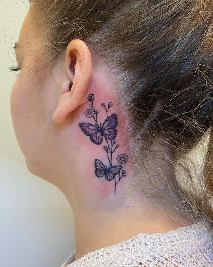 21. Tatuaggio di una farfalla floreale dietro l'orecchio 
