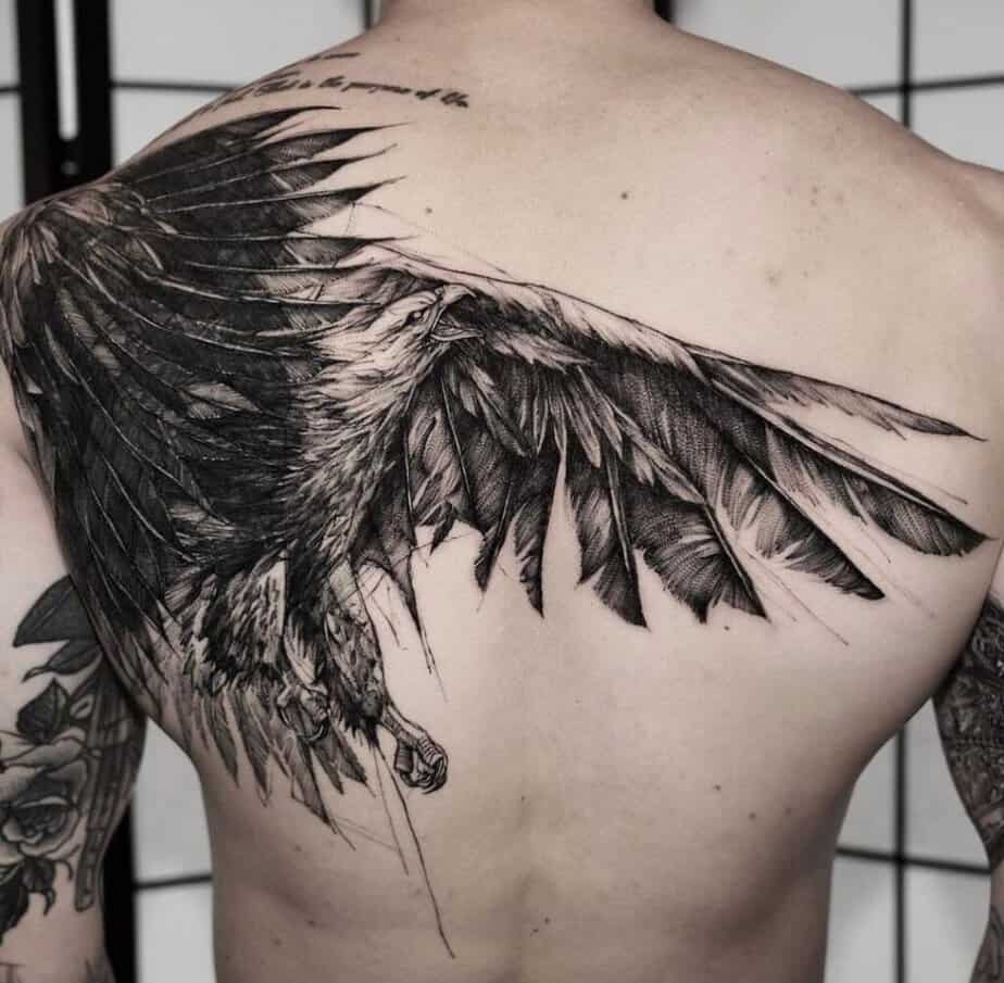 Tatuaggio con aquila sulla spalla