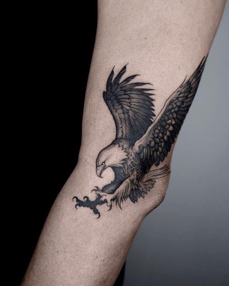Tatuaggio dettagliato con aquila nera e grigia