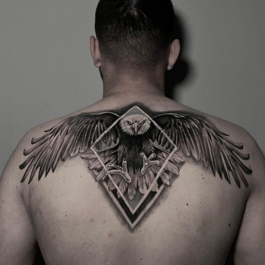 Tatuaggio con disegno geometrico di un'aquila