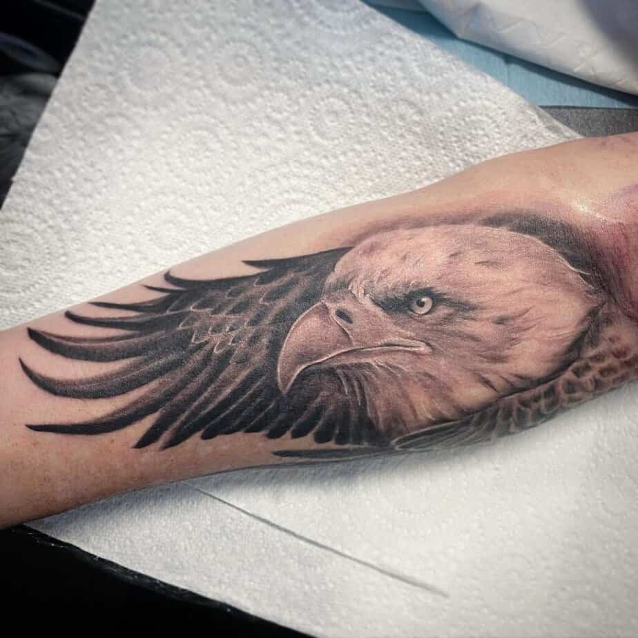 Tattoo of the head of an eagle