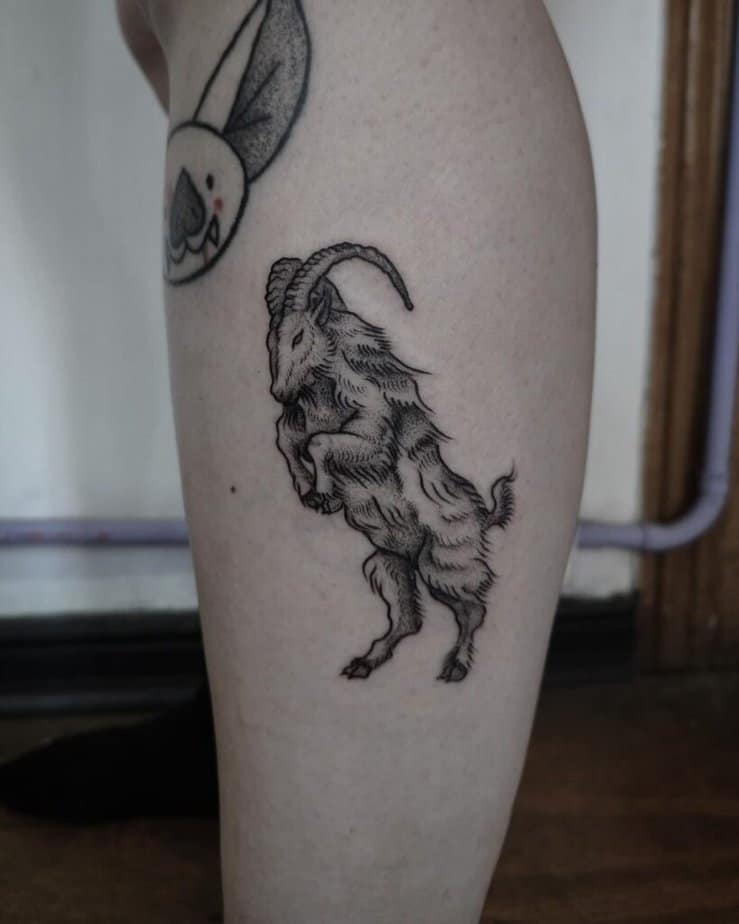 Tatuaggi di capra neri e grigi