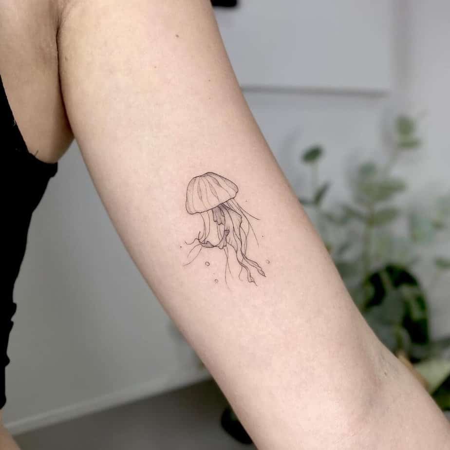 1. Un piccolo tatuaggio a forma di medusa 