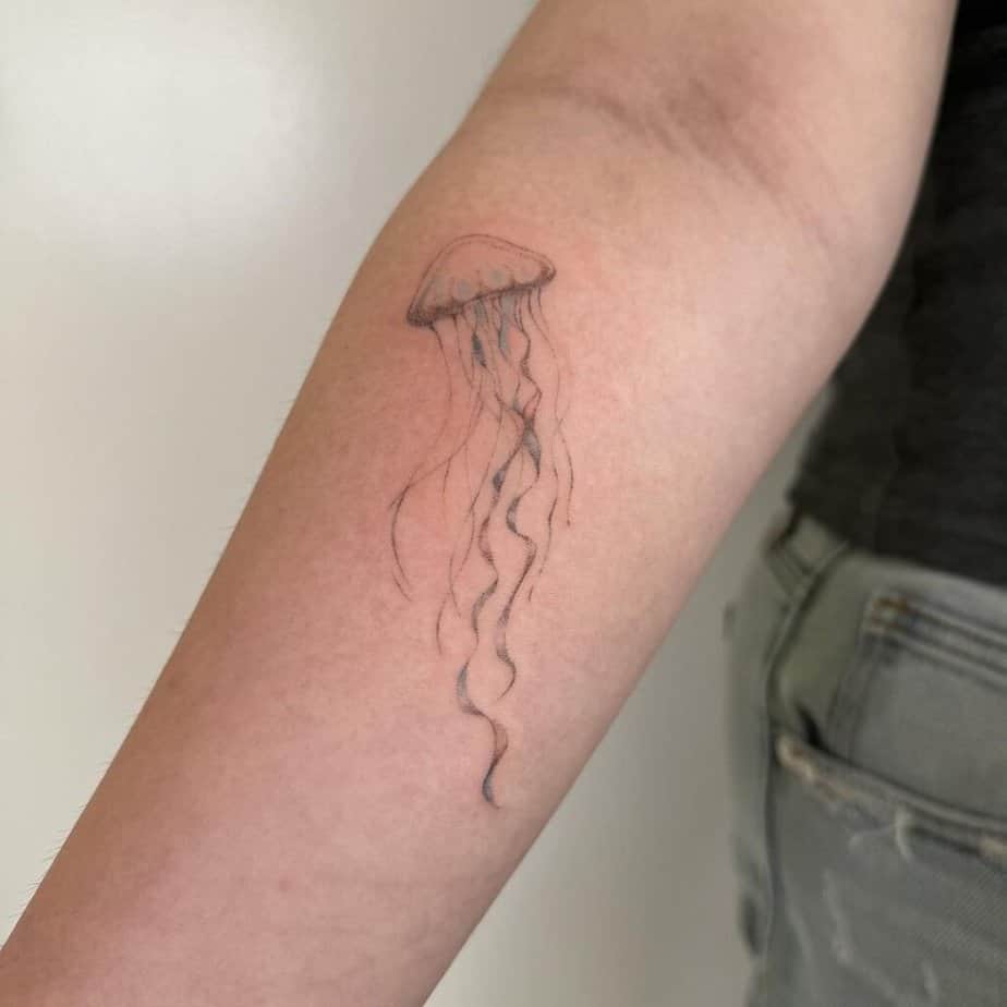 16. Un tatuaggio di medusa grigia wash