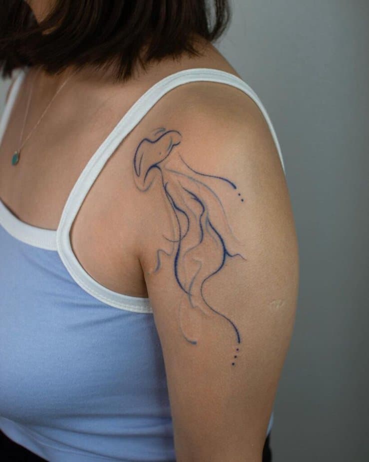 17. Un tatuaggio astratto con medusa 