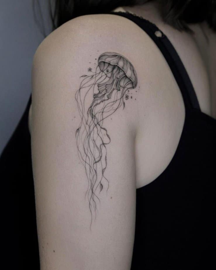 2. Un tatuaggio a forma di medusa sulla spalla 
