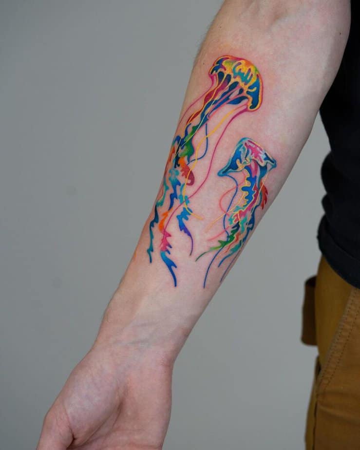 22. Un tatuaggio colorato a forma di medusa 