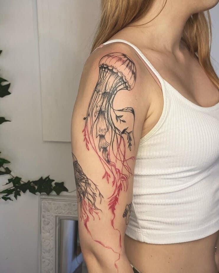 23. Un tatuaggio a forma di medusa nera e rossa