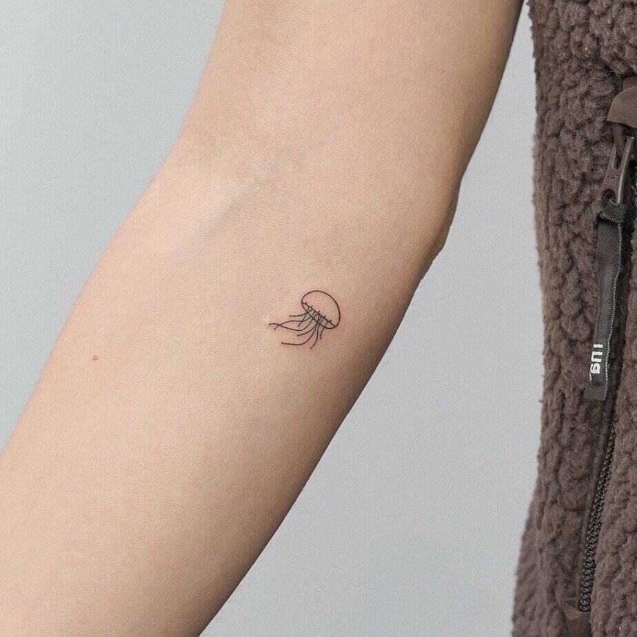 24. Un piccolo e semplice tatuaggio a forma di medusa