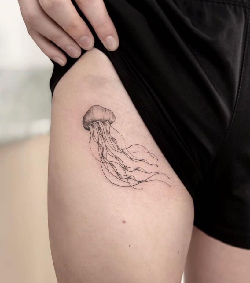 3. Un tatuaggio a forma di medusa sulla coscia