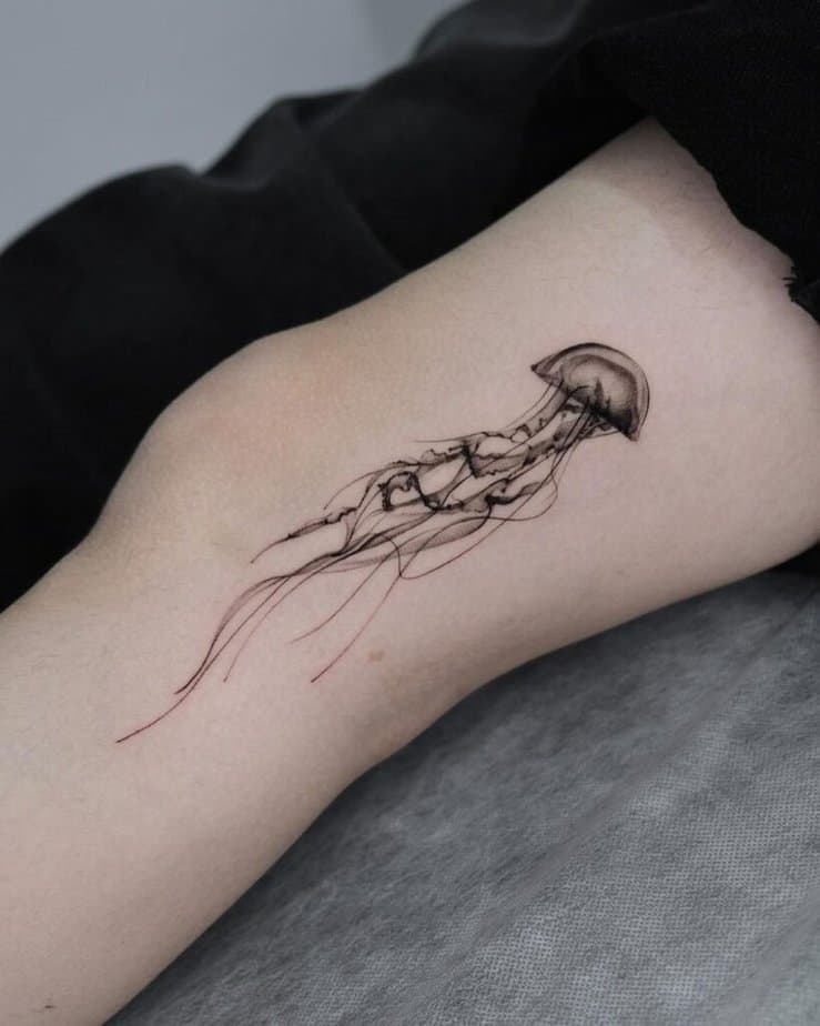 4. Un tatuaggio di una medusa sulla gamba 