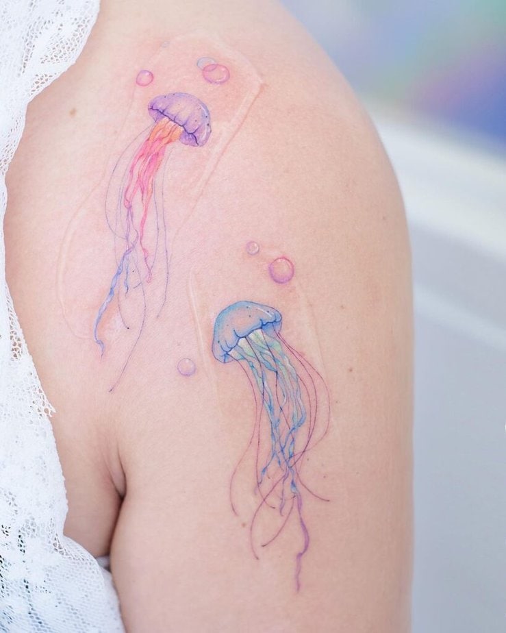 8. Un tatuaggio a forma di medusa iridescente