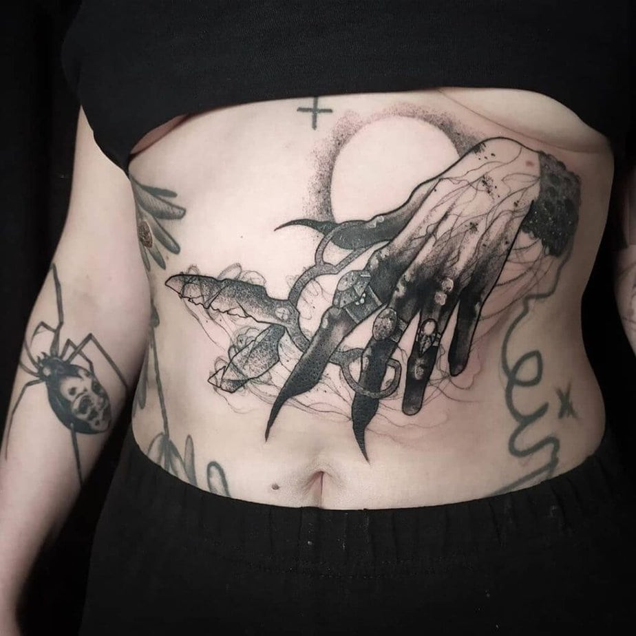 Tatuaggio mani di strega spettrale
