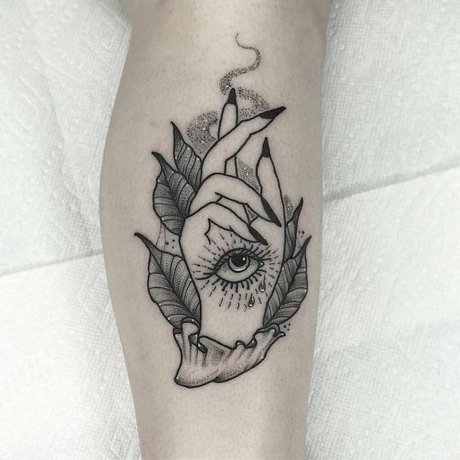 Tatuaggio semplice con mani di strega