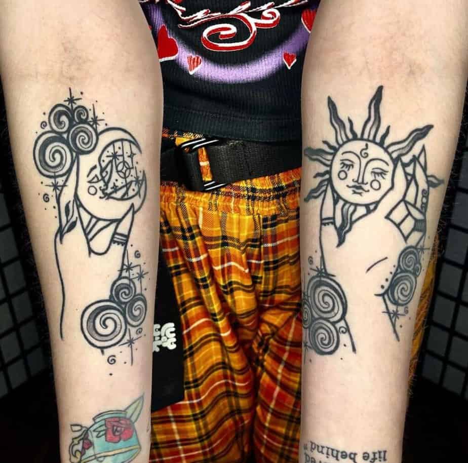 Tatuaggio mani di strega celeste 