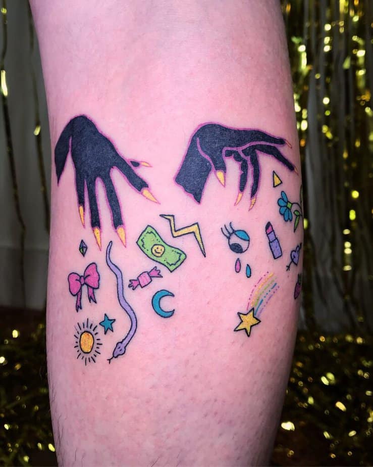 Tatuaggio con mani di strega colorate