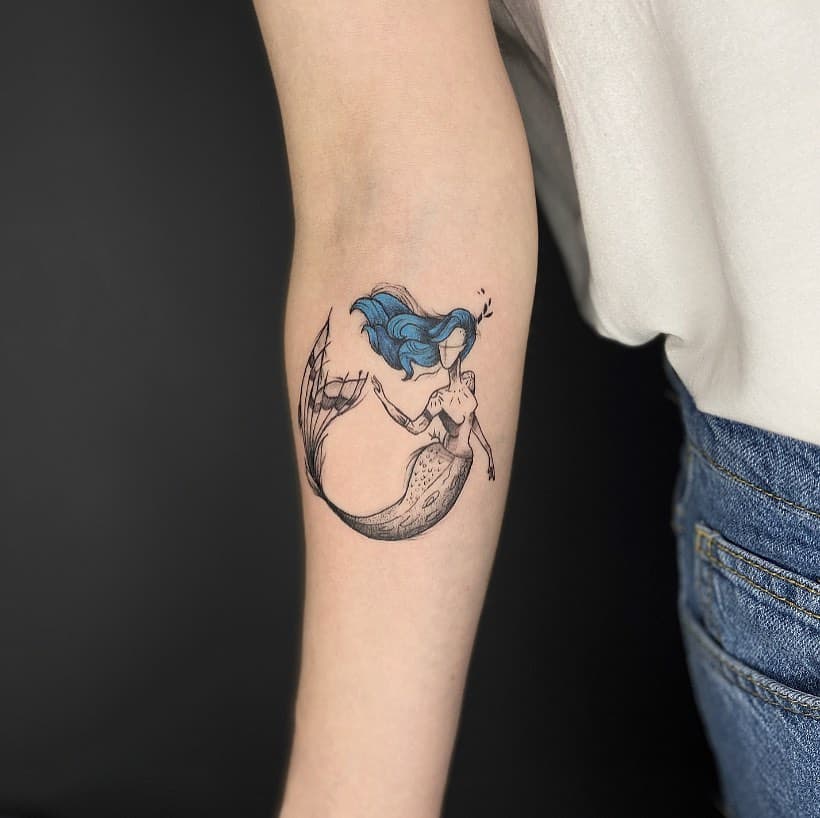 7.  Un tatuaggio di una sirena con i capelli blu 